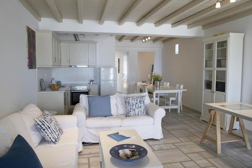 Beachfront 2Br Apartment - Free Parking Livadi  Dış mekan fotoğraf