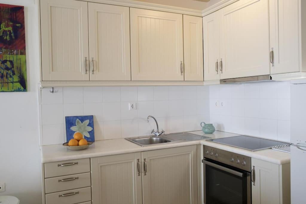 Beachfront 2Br Apartment - Free Parking Livadi  Dış mekan fotoğraf