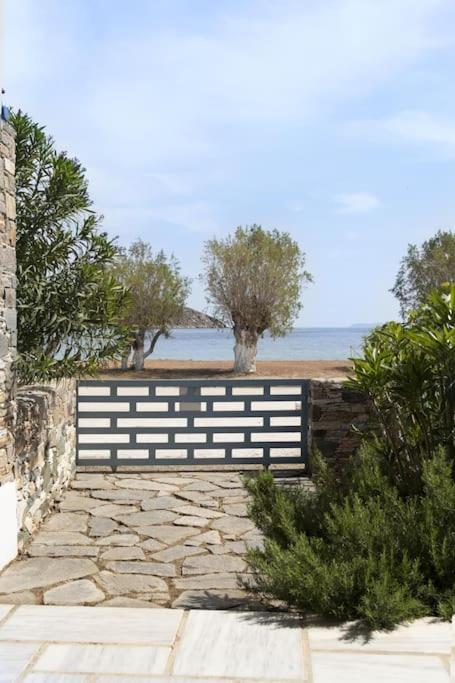 Beachfront 2Br Apartment - Free Parking Livadi  Dış mekan fotoğraf