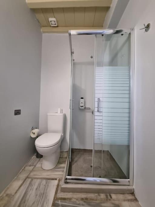 Beachfront 2Br Apartment - Free Parking Livadi  Dış mekan fotoğraf